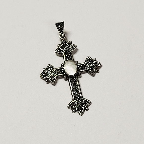 Elegant Sterling Silver Cross Marchacite Pendant - Picture 1 of 3